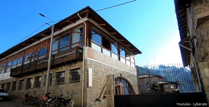 Una de las casas con balcones tallados por artesanos en Chacas, Ancash