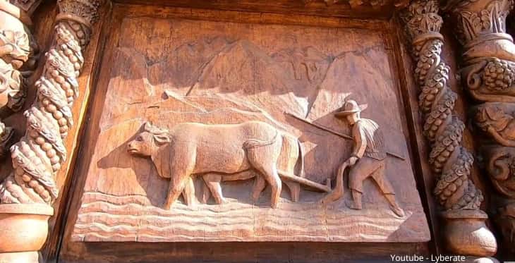 Escultura en madera de un campesino con sus animales en el campo, hecha por artesanos de Chacas, en Ancash