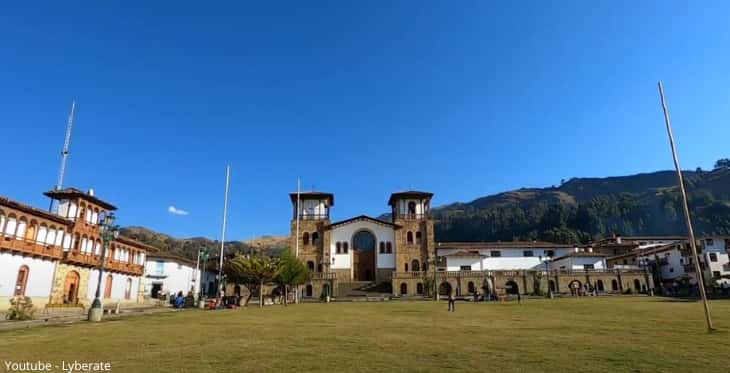 Plaza principal y la iglesia al fondo en Chacas, Ancash