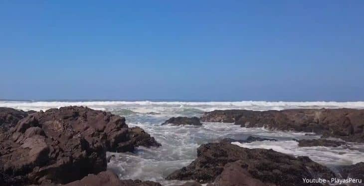Olas de la playa Boca del Río reventando en las rocas.