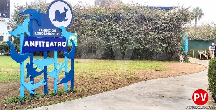 Cartel y parte frontal del Anfiteatro del zoológico de Huachipa.