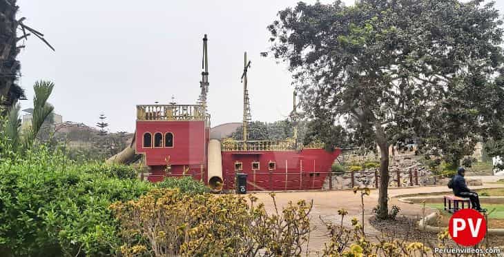 Barco pirata en la zona recreativa del Parque de las Leyendas Huachipa