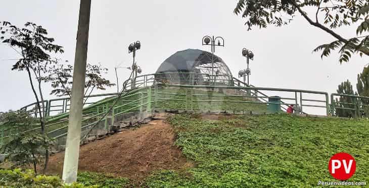 Mirador del águila andina en el Parque de las Leyendas Huachipa